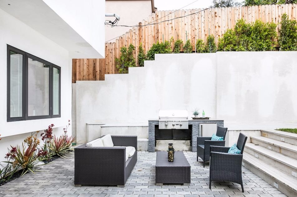 Beverly Hills Fairburn Ave custom home, on-site photograph 9