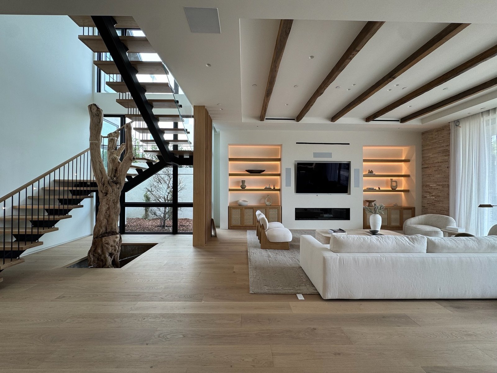 Brentwood custom residence on Mountain View Ave by HR Development Inc.